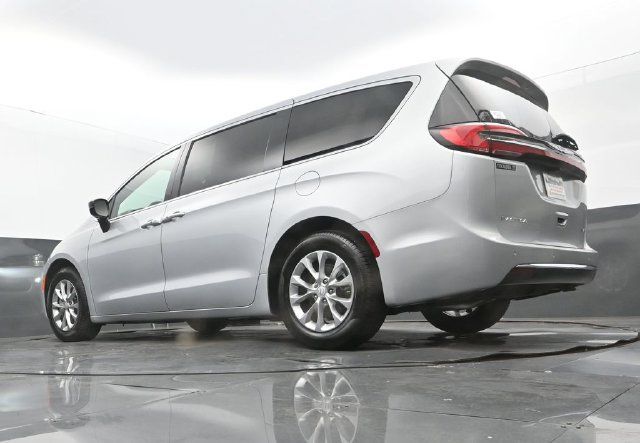 Used 2026 Chrysler Pacifica Limited FWD image 25