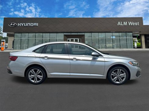Used 2024 Volkswagen Jetta SE FWD image 4