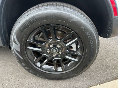 Used 2020 Land Rover Defender 110 SE image 25