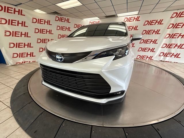 Used 2025 Toyota Sienna XLE w/ XLE Plus Package FWD image 44