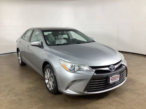 Used 2015 Toyota Camry XLE w/ Moonroof Package FWD image 3