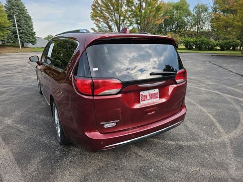 Used 2019 Chrysler Pacifica Touring-L w/ Premium Audio Group FWD image 3