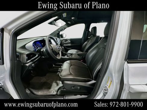 Used 2025 Chrysler Pacifica Limited FWD image 22