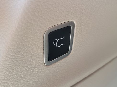 Used 2024 Chrysler Pacifica Touring-L image 7