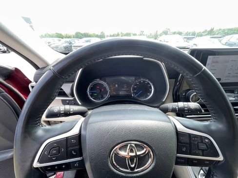 Used 2023 Toyota Highlander XLE FWD image 14