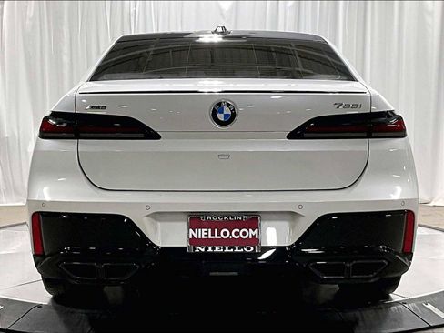 Used 2025 BMW 760i xDrive w/ Premium Package image 9