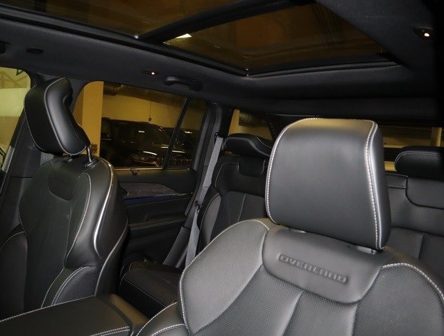 New 2023 Jeep Grand Cherokee Overland AWD/4WD image 17