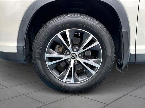 Used 2019 Toyota Highlander LE image 11