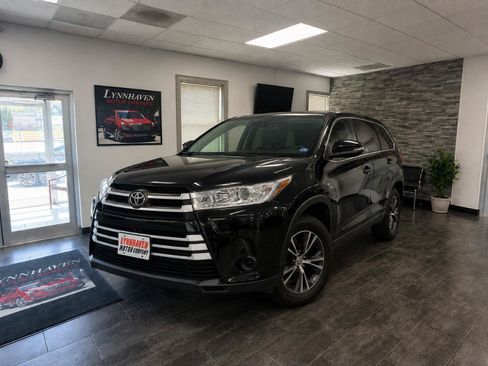 Used 2019 Toyota Highlander LE FWD image 3
