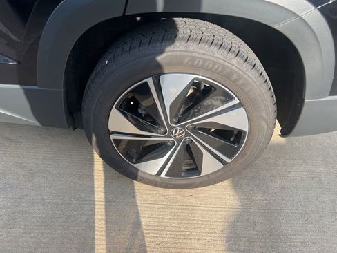 Used 2025 Volkswagen Taos SE image 15