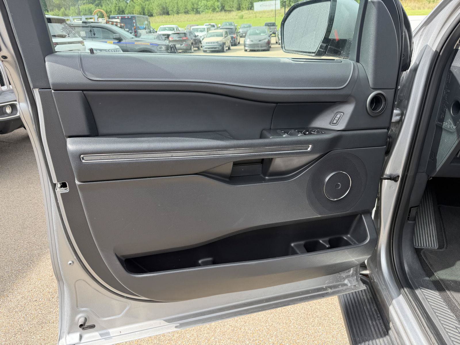 Used 2024 Ford Expedition XLT RWD image 15