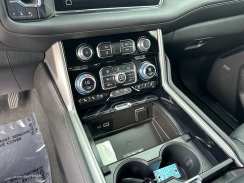 Used 2023 GMC Yukon Denali RWD image 29