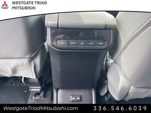 Used 2024 Toyota Highlander XLE AWD/4WD image 19