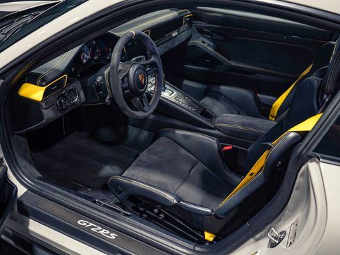 Used 2018 Porsche 911 GT2 RS w/ Weissach Package RWD image 2