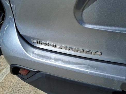 Used 2023 Toyota Highlander XLE image 10