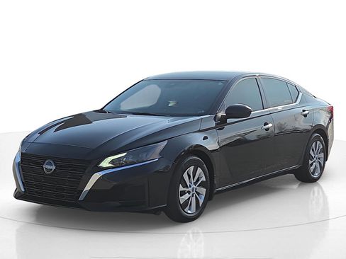 Used 2024 Nissan Altima 2.5 S image 2