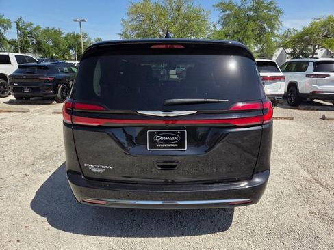 Certified 2023 Chrysler Pacifica Touring-L FWD image 6