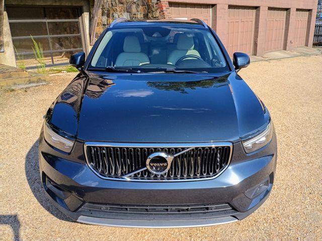 Used 2022 Volvo XC40 T4 Momentum FWD image 4