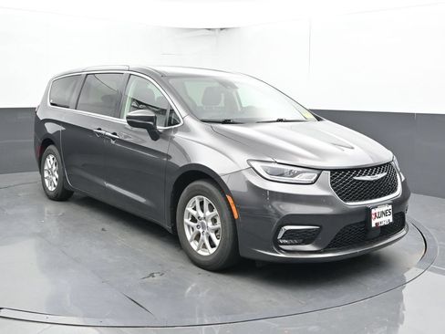 Used 2023 Chrysler Pacifica Touring-L FWD image 6