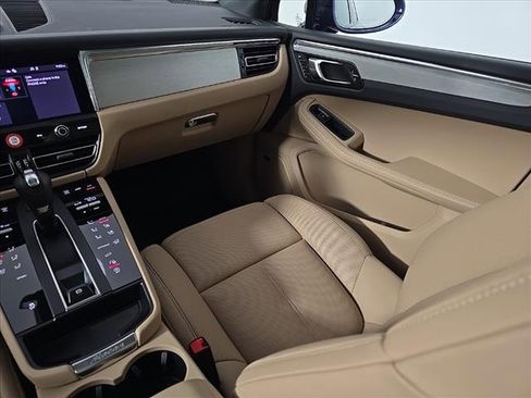 Certified 2025 Porsche Macan image 23