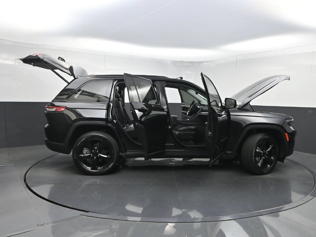 Used 2023 Jeep Grand Cherokee Limited w/ Black Appearance Package RWD image 41