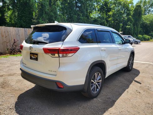 Used 2017 Toyota Highlander XLE AWD/4WD image 4