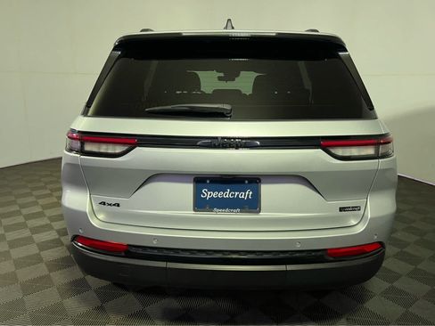 Used 2025 Jeep Grand Cherokee Altitude AWD/4WD image 6