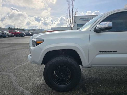 Used 2021 Toyota Tacoma Limited image 18