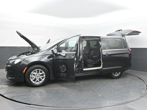 Used 2023 Chrysler Voyager LX FWD image 40