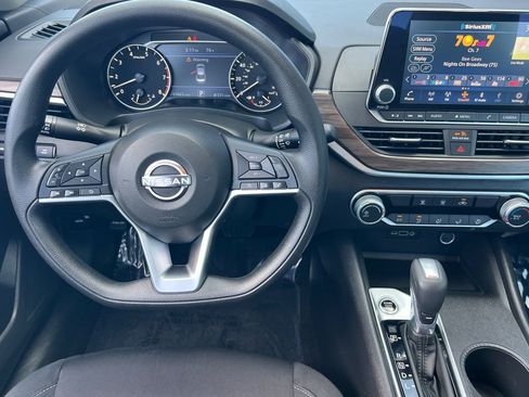 Used 2025 Nissan Altima 2.5 SV FWD image 11
