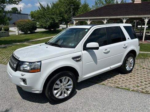 Used 2014 Land Rover LR2 HSE AWD/4WD image 9