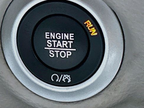 Used 2024 Chrysler Pacifica Limited FWD image 34