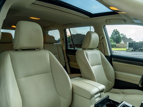 Used 2023 Lexus GX 460 Premium w/ Accessory Package AWD/4WD image 19