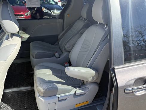 Used 2012 Toyota Sienna Limited w/ Premium Pkg image 25
