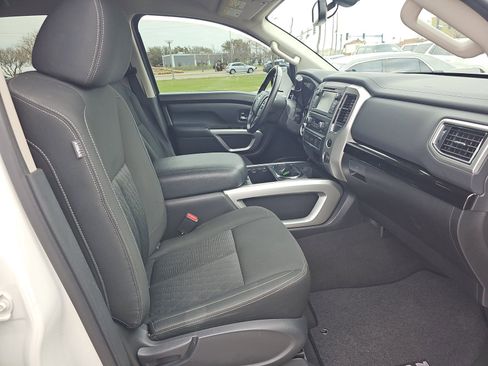 Used 2018 Nissan Titan SV w/ SV Convenience Package image 16