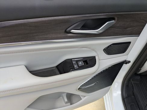 Used 2023 Jeep Grand Cherokee Overland w/ Adv Protech Group III image 12