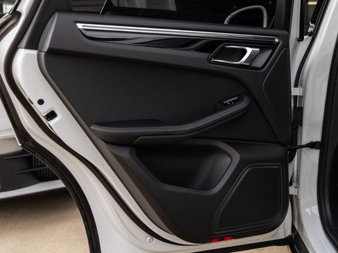 Certified 2025 Porsche Macan AWD/4WD image 35