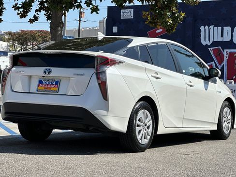 Used 2017 Toyota Prius Two w/ Carpet Mat Package FWD image 4