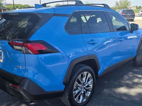 Used 2019 Toyota RAV4 XLE Premium w/ Carpet Mat Package FWD image 5