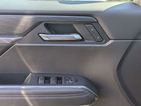 Used 2025 GMC Acadia Elevation image 12