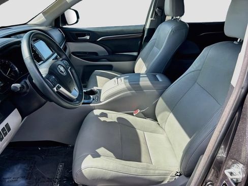 Used 2016 Toyota Highlander Limited Platinum FWD image 19