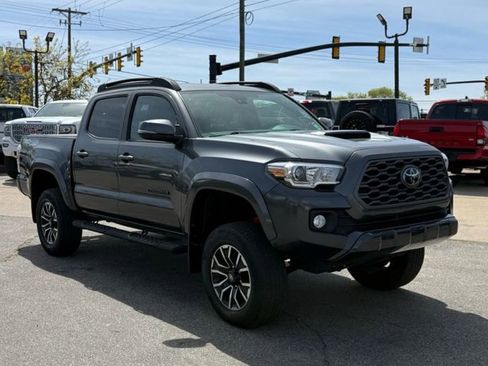 Used 2022 Toyota Tacoma TRD Sport w/ Technology Package image 4
