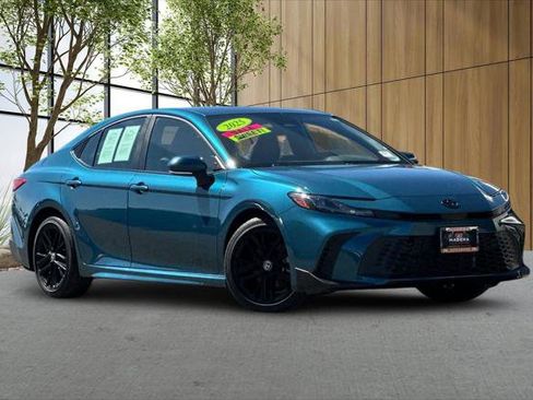 Certified 2025 Toyota Camry SE FWD image 1