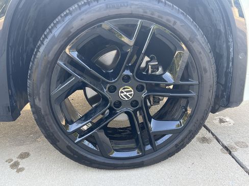 Certified 2025 Volkswagen Tiguan SE R-Line FWD image 11
