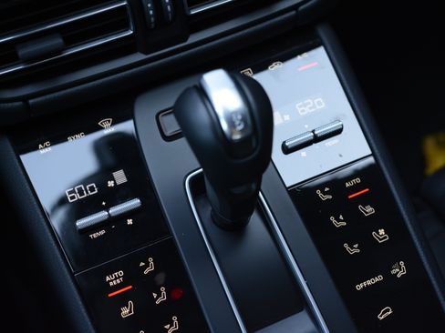 Certified 2026 Porsche Macan AWD/4WD image 20