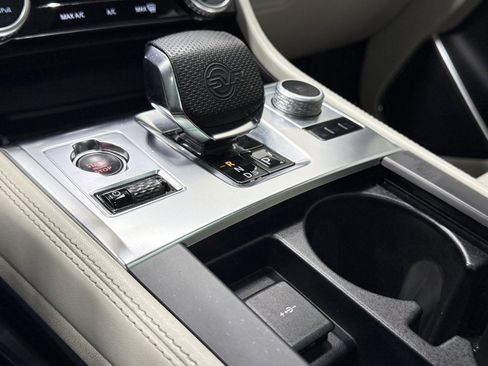 Used 2021 Jaguar F-PACE SVR image 36