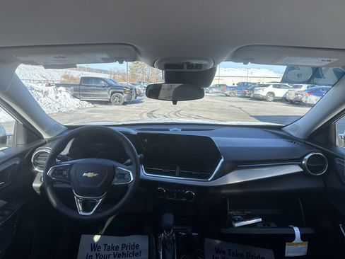 New 2026 Chevrolet Trax LT w/ LT Convenience Package FWD image 8