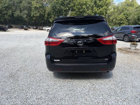 Used 2017 Toyota Sienna XLE Premium FWD image 2