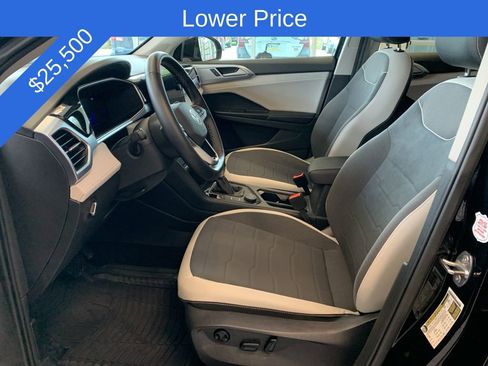 Used 2025 Volkswagen Taos SE image 3