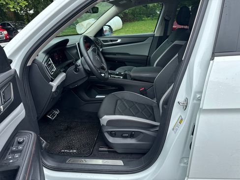 Certified 2025 Volkswagen Atlas Peak Edition SE AWD/4WD image 10